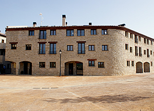 Edifici en cantonada de pedra en centre de Fontellas ( Huesca). Cuina i banys de fusta.